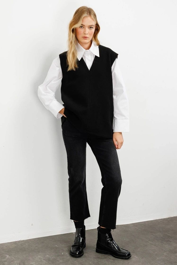 V-wool black vest
